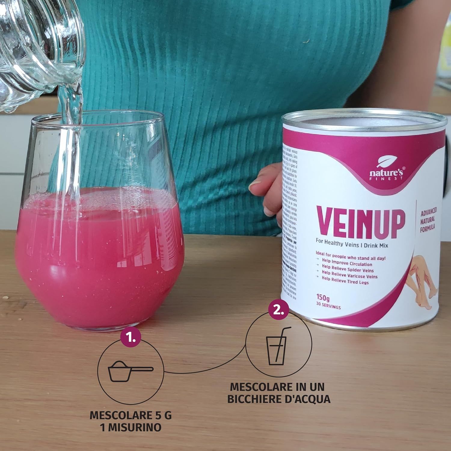 Persona versa acqua in bicchiere con liquido rosa. Barattolo Nature's Finest VEIN UP accanto. Istruzioni.