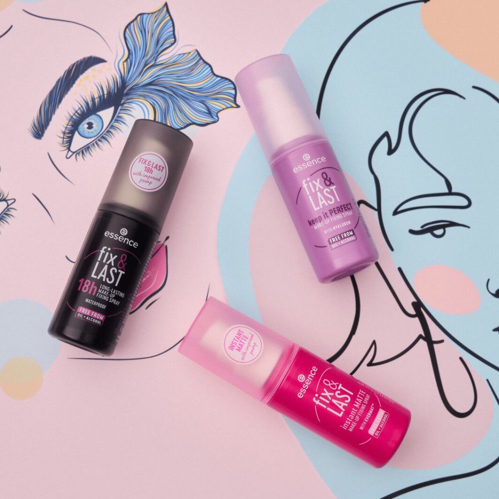 Tre flaconi. Nero: Essence, fix & LAST, 18h. Viola: Keep it Perfect. Rosa: Instant Matte. Sfondo: volto.