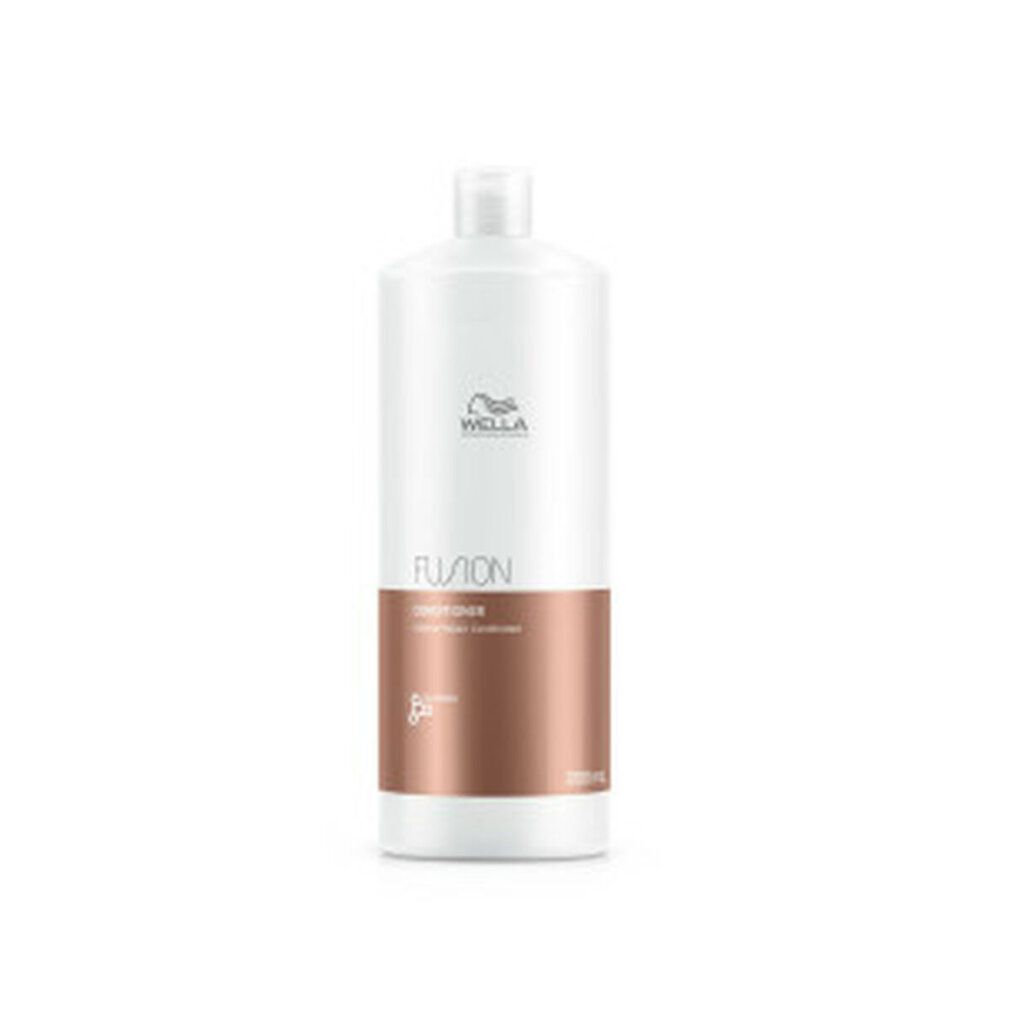 Flacone bianco alto con logo Wella e scritta FUSION Conditioner. Striscia marrone con testo. Flacone in piedi.