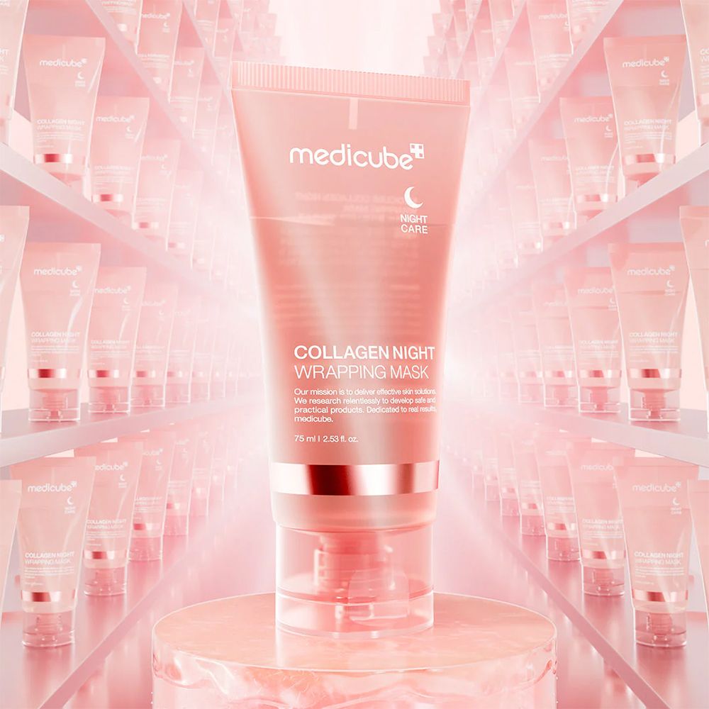 Tubo 'Collagen Night Wrapping Mask' su un piedistallo, circondato da altri tubi.