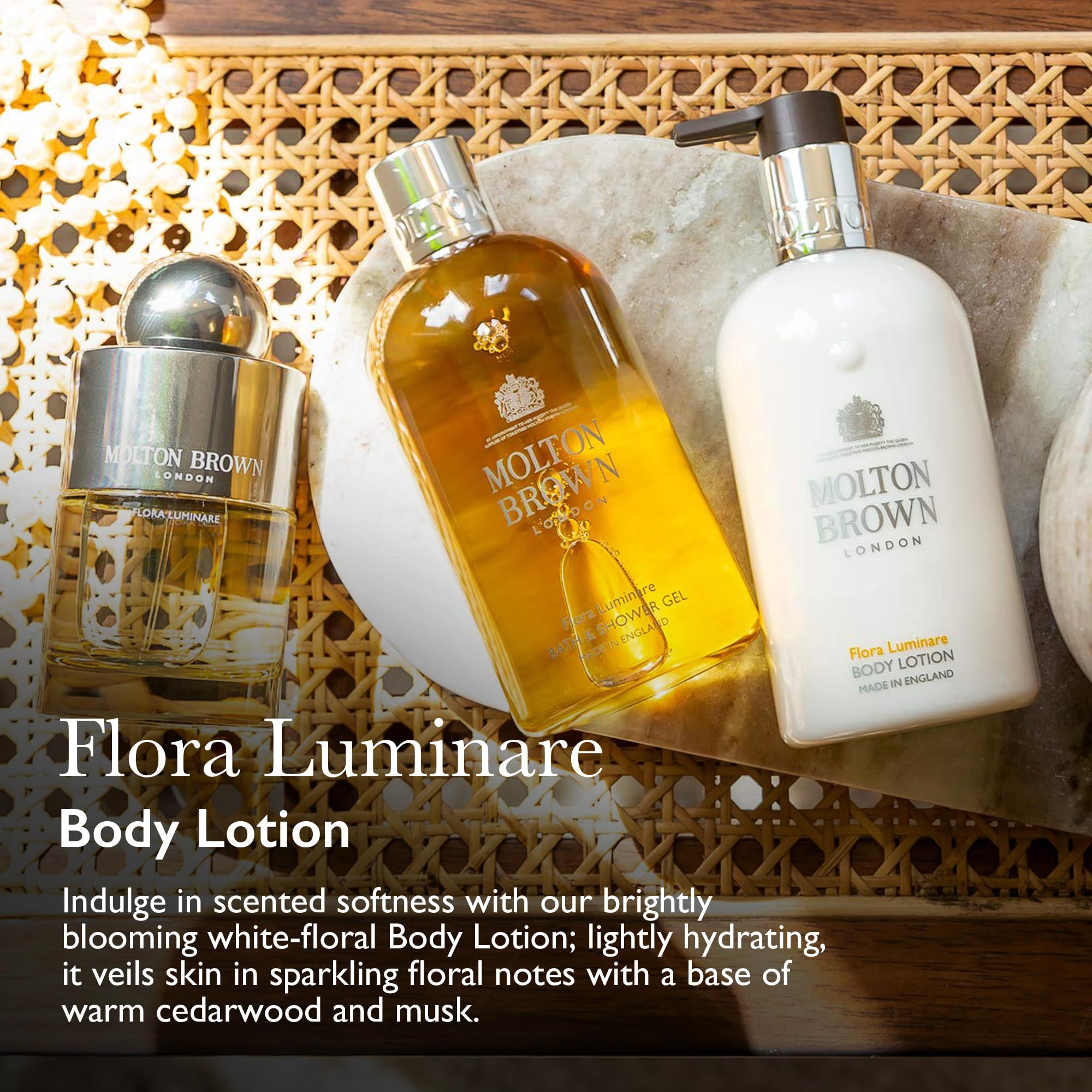 Tre flaconi Molton Brown: profumo, bagnoschiuma e lozione per il corpo su un vassoio.