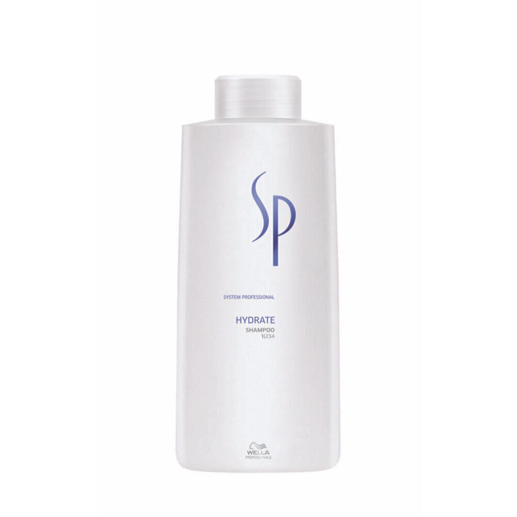 Flacone bianco con logo SP blu e testo. Contiene Hydrate Shampoo. Logo Wella in basso.