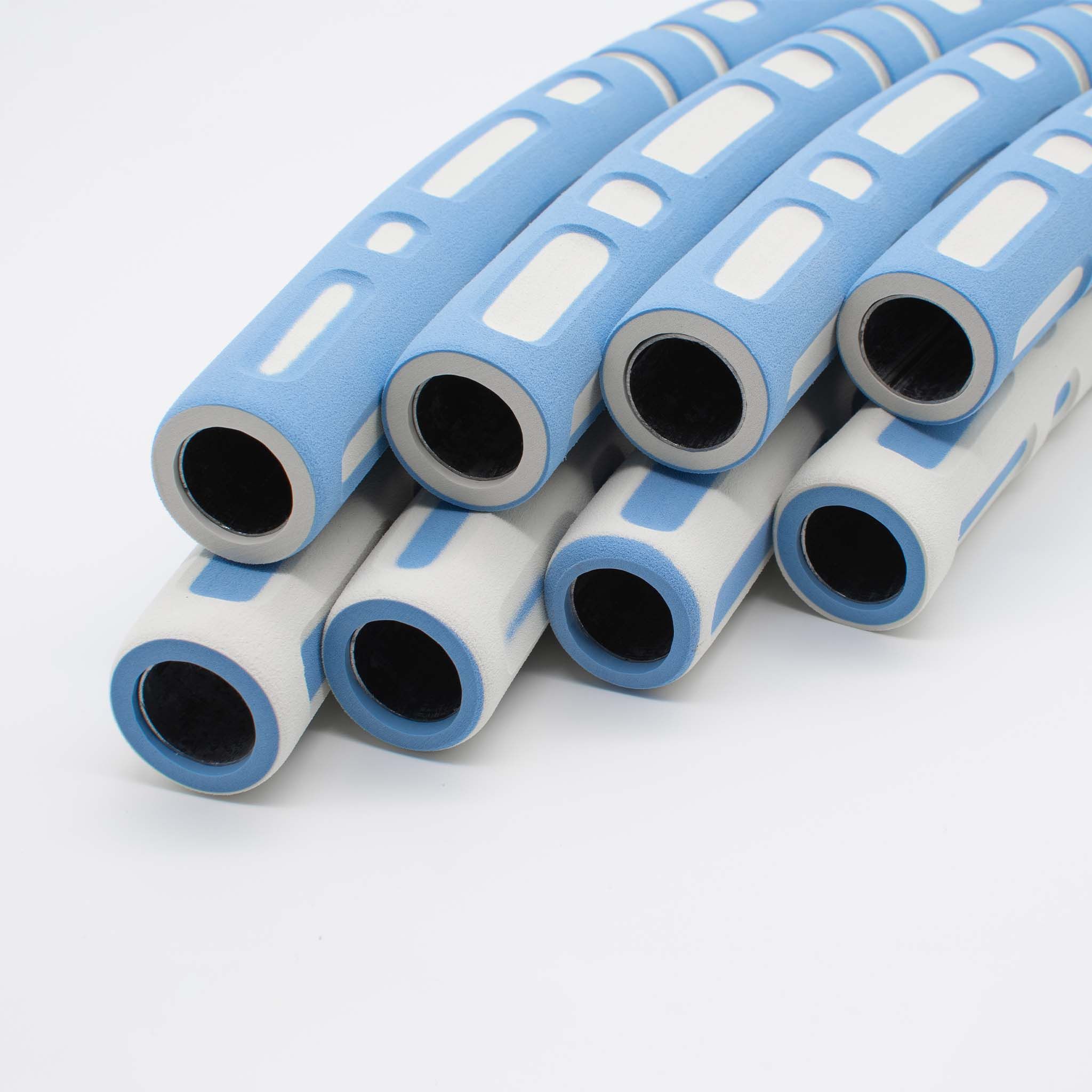 Diversi segmenti di hula-hoop. Colori blu e bianco. Fori e incavi rettangolari. Nucleo metallico visibile.