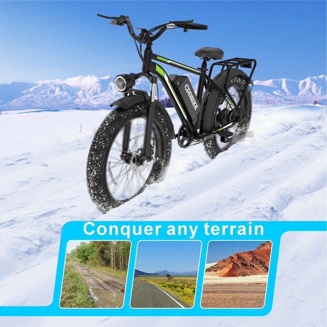 Bicicletta elettrica nera su sentiero di montagna innevato. Montagne e diversi terreni sullo sfondo.