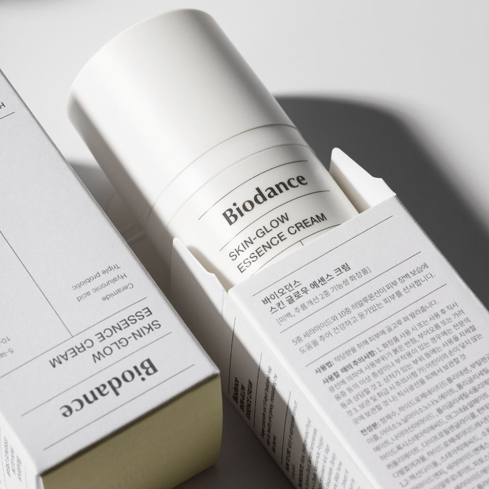 Confezione del prodotto con flacone. Scritta: Biodance Skin-Glow Essence Cream. Confezione con informazioni sul prodotto.