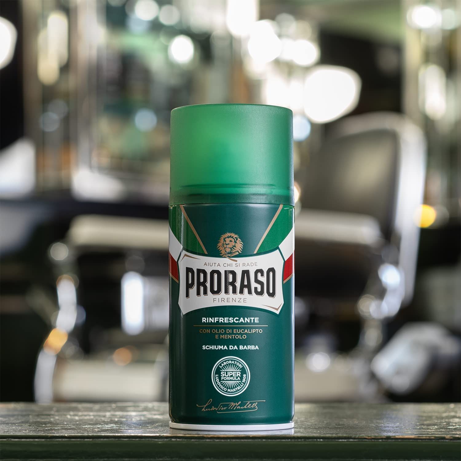 Barattolo verde con testo: Proraso, Rinfrescante, Schiuma da barba. Coperchio verde.