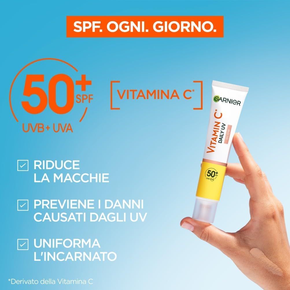 Garnier Vitamin C crema solare. Tubo in mano. Testo: SPF 50+, Vitamina C. Riduce le macchie, protegge dai raggi UV, incarnato uniforme.