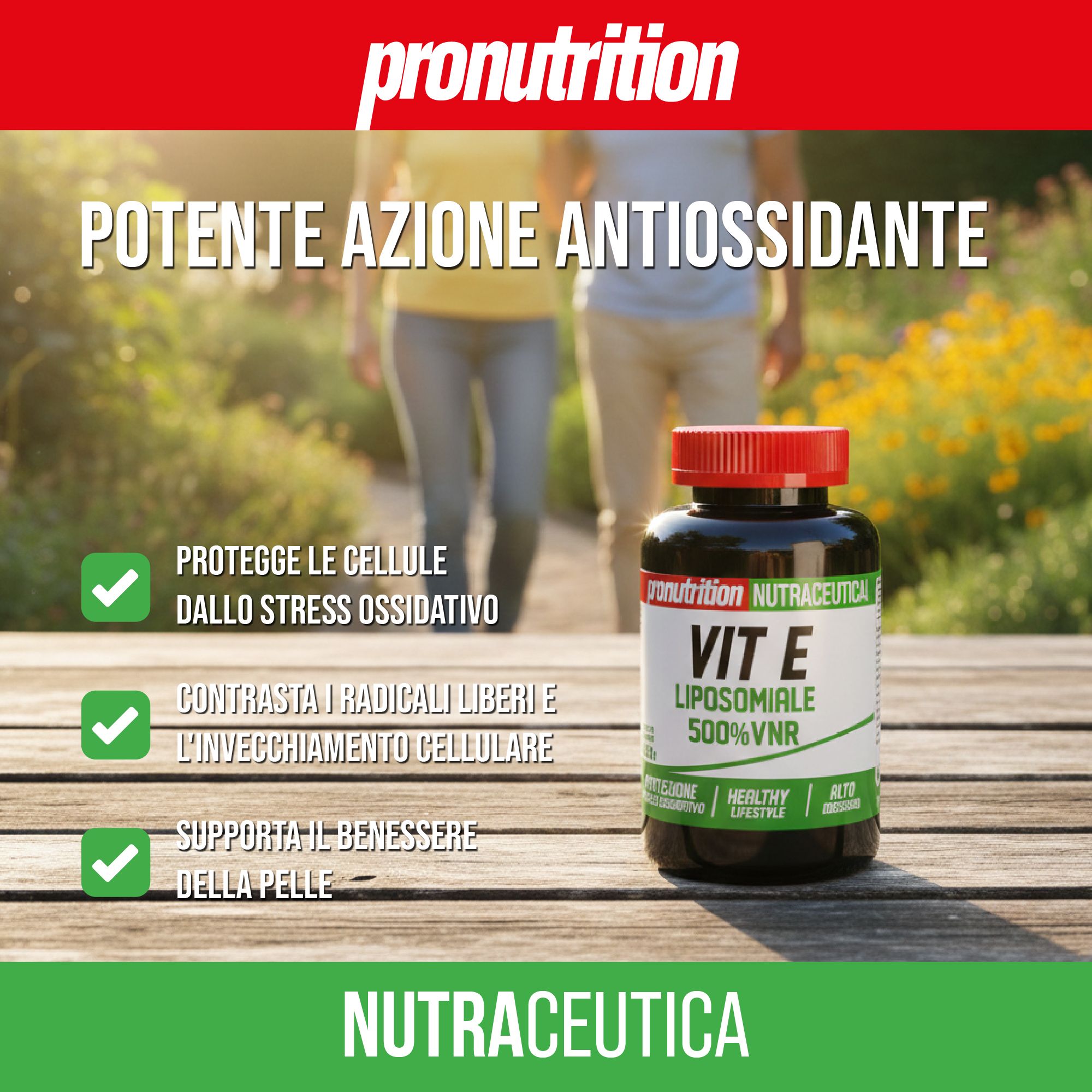 Flacone con tappo rosso. Scritta: Vit E Liposomiale 500%VNR. Due persone camminano sullo sfondo. Spunte verdi.