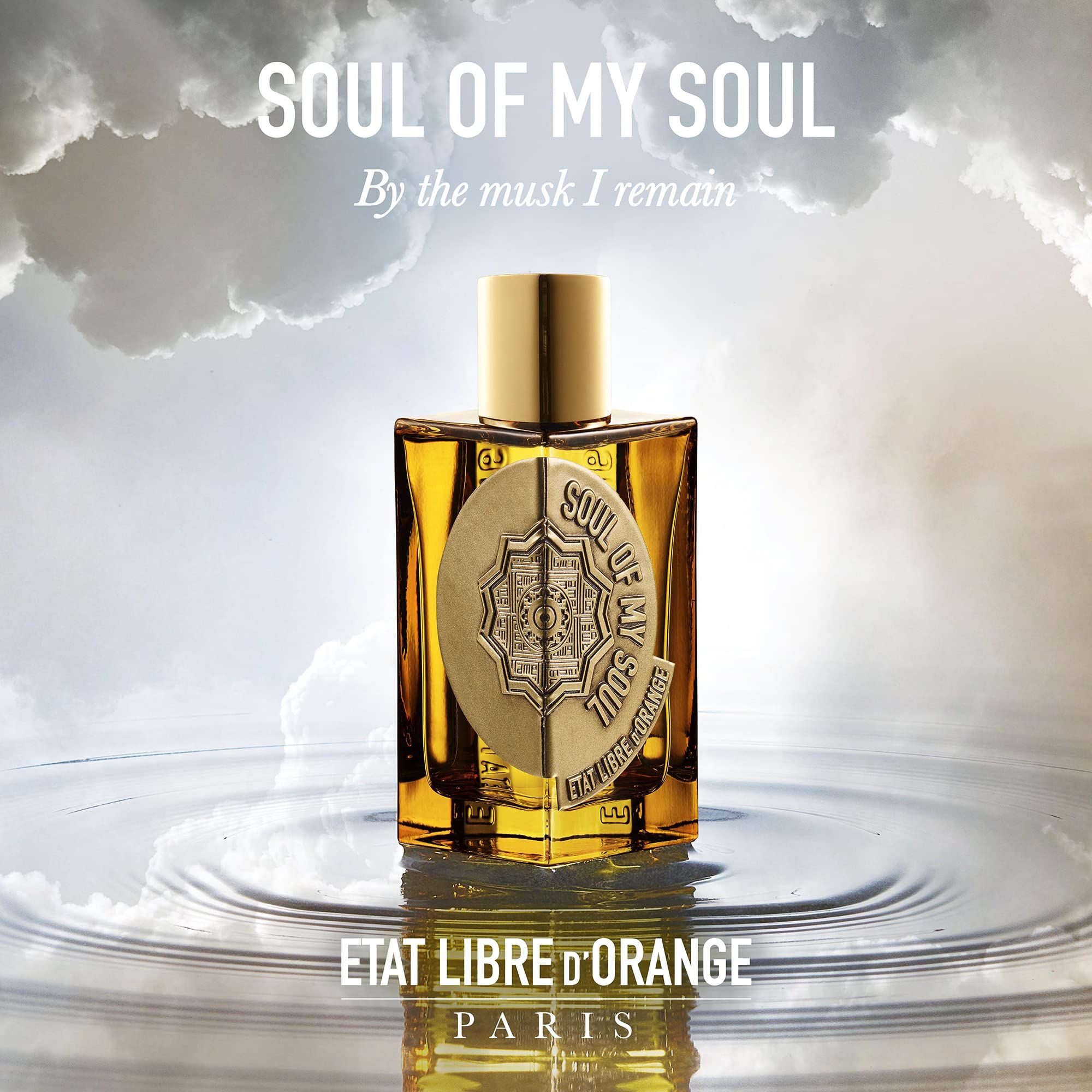 Flacone di profumo con tappo dorato. Scritta: Soul Of My Soul, Etat Libre d'Orange. Sfondo: acqua e nuvole.