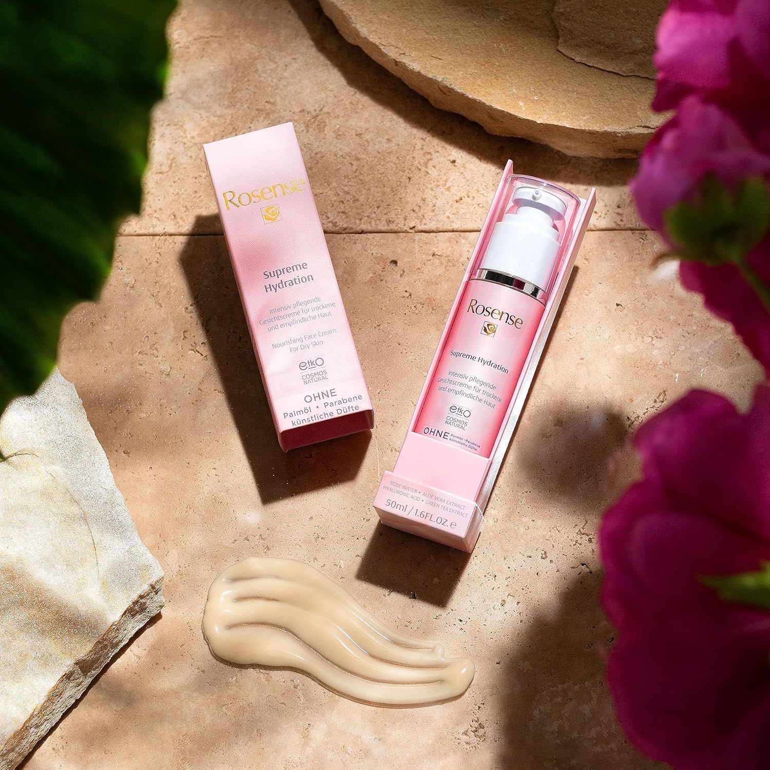 Crema Rosense Supreme Hydration e confezione. Striscia di crema accanto. Confezione rosa con nome e logo del prodotto. Su fondo di pietra.