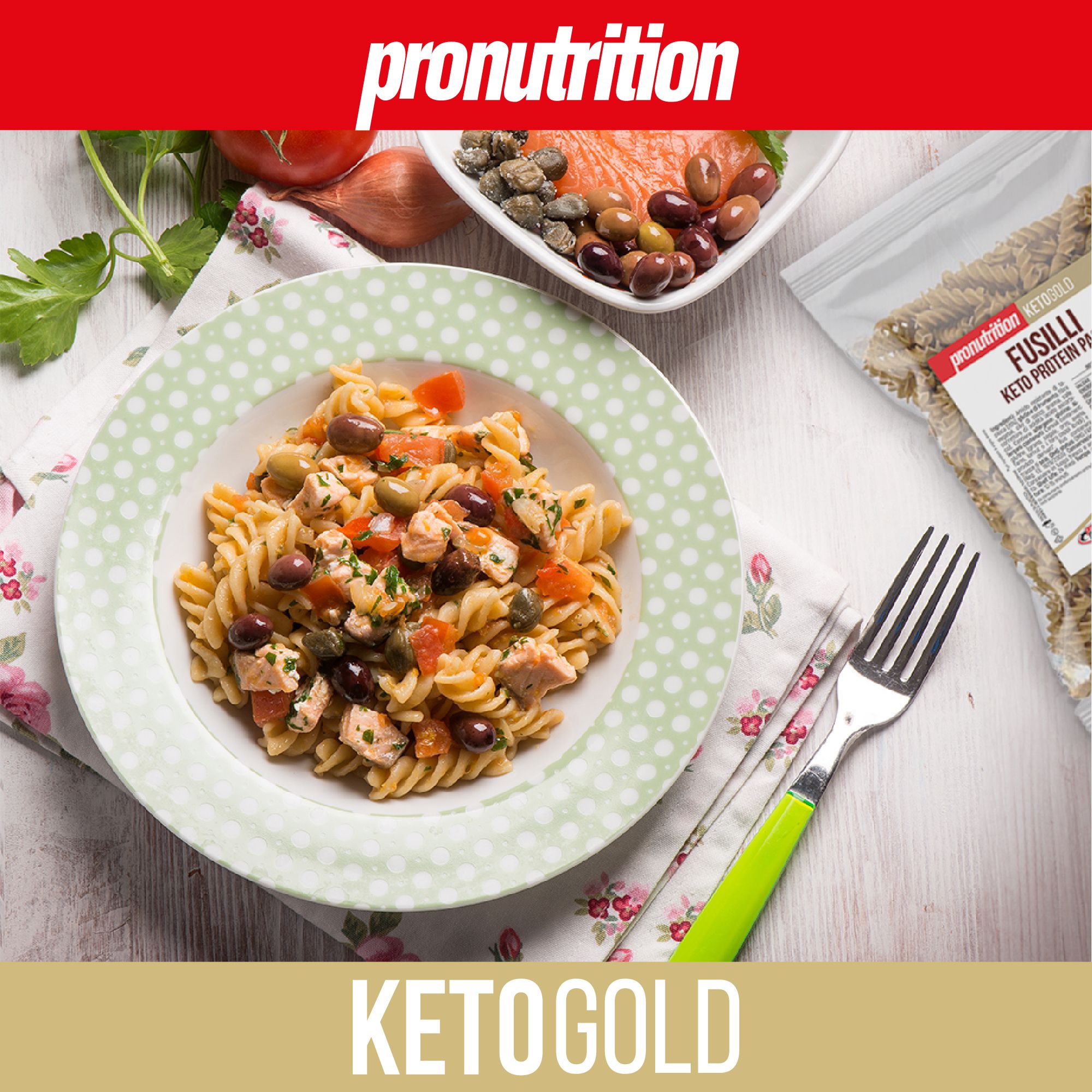Piatto di pasta fusilli con pomodori, olive e pesce. Accanto, una confezione di pasta e una forchetta. Marchio: Pronutrition.