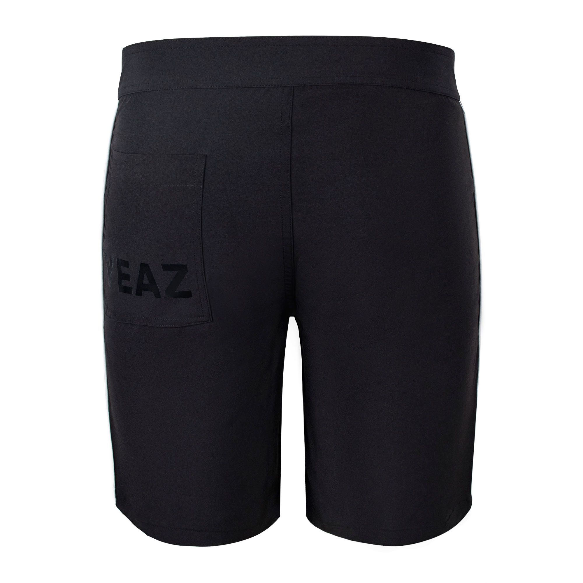 Pantaloncini neri con tasca applicata e stampa logo discreta.