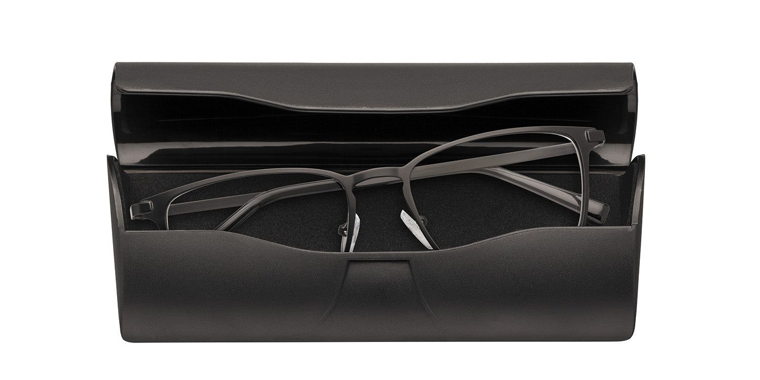 Astuccio in plastica nera aperto. Occhiali all'interno. Forma rettangolare.