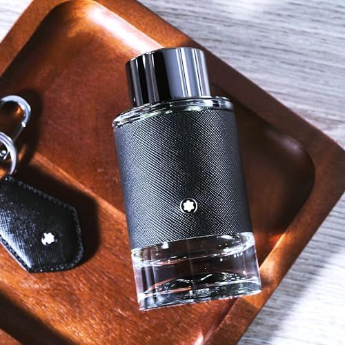 Flacone di profumo su vassoio di legno. Flacone nero con tappo nero e similpelle. Logo Montblanc. Portachiavi.