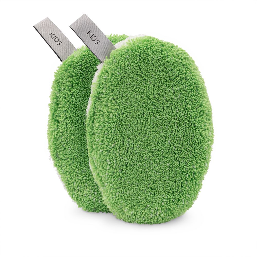 Due waschies verdi con etichette 'KIDS'. I waschies sono ovali e hanno una superficie soffice. Su sfondo bianco.