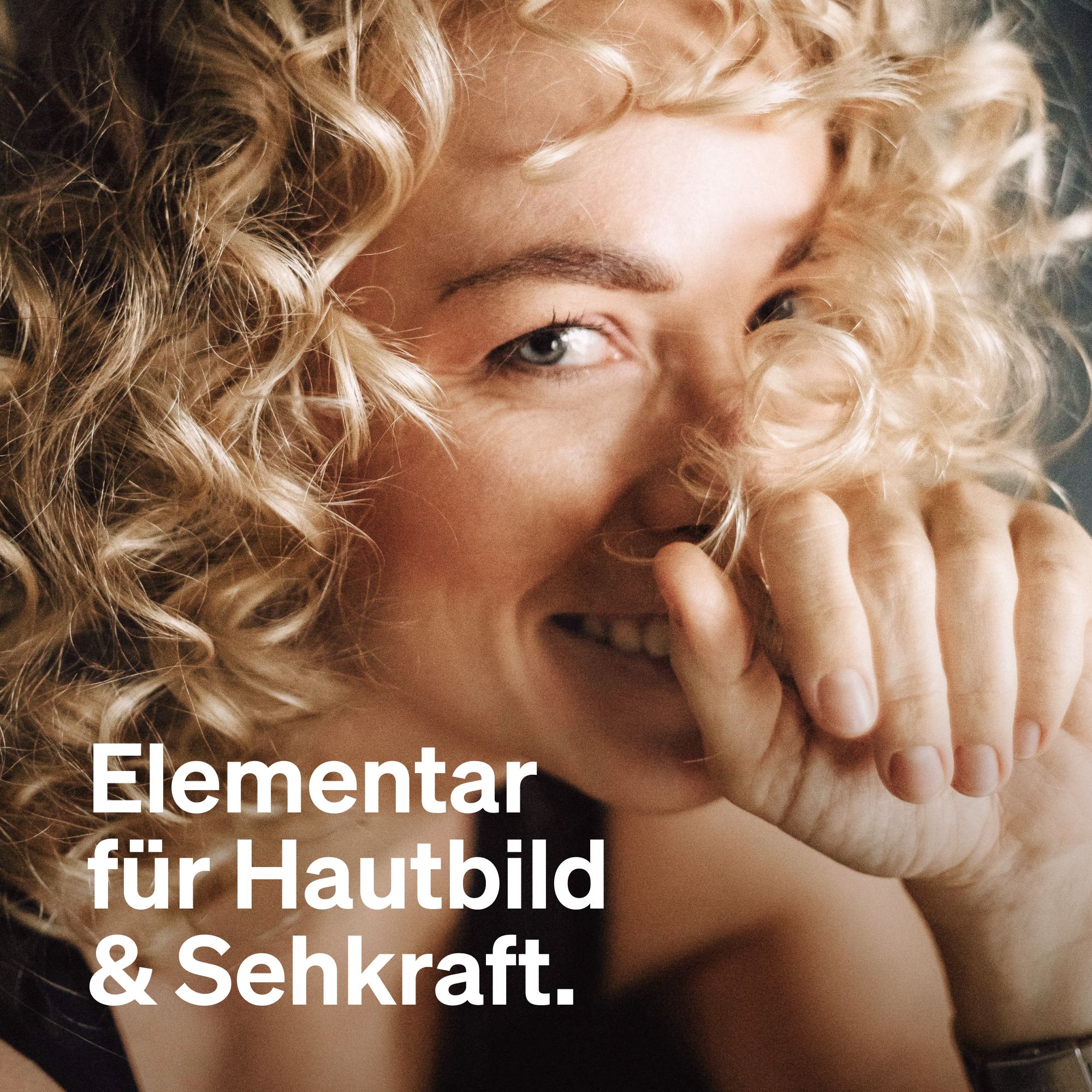 Ritratto di donna con ricci biondi, sorridente. Testo: "Elementar für Hautbild & Sehkraft."