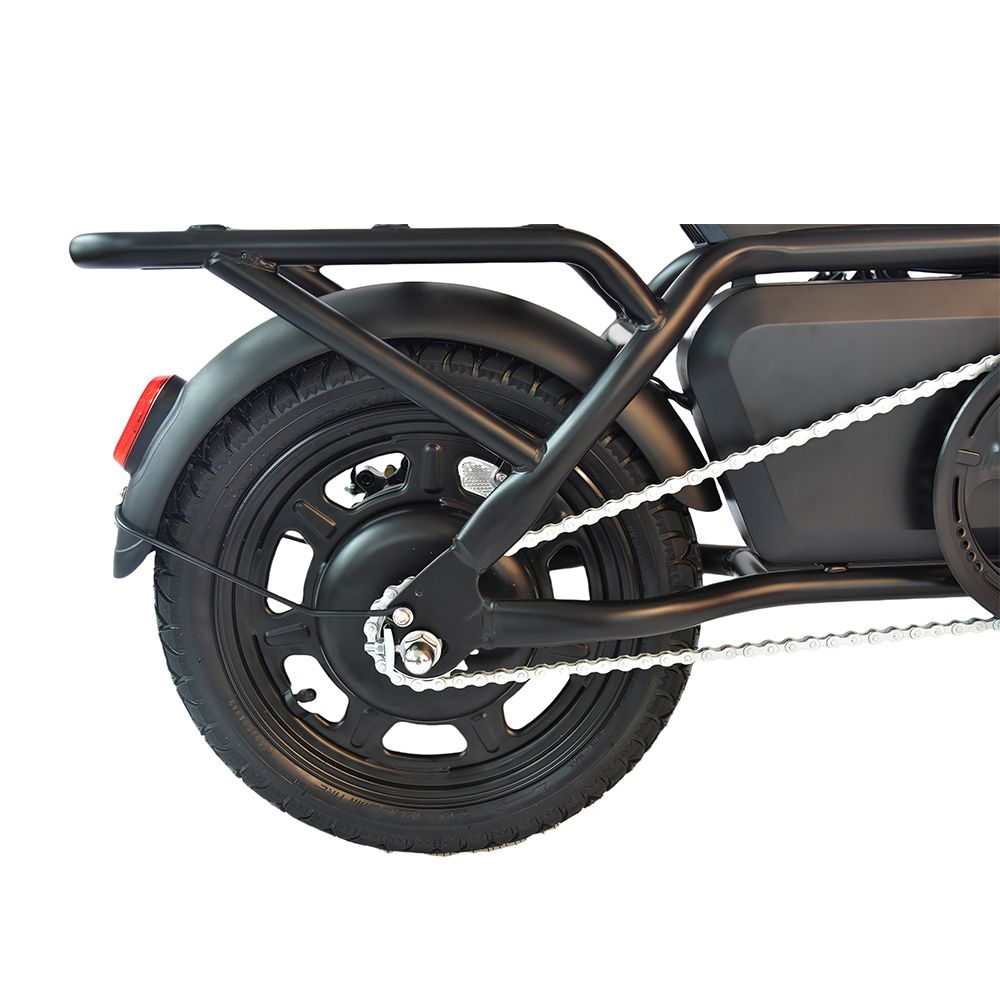 Ruota posteriore di bicicletta elettrica nera con portapacchi e parafango. Primo piano, su sfondo bianco.