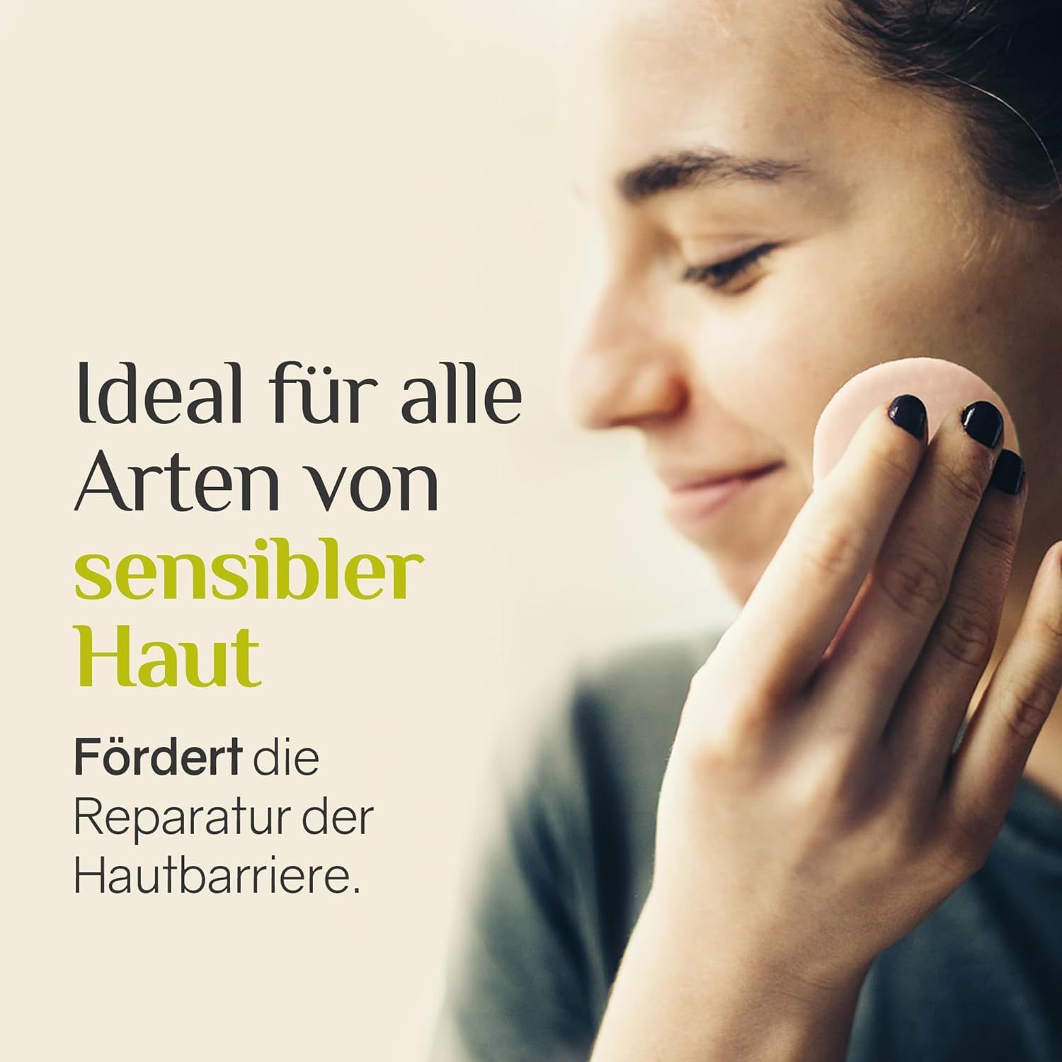 Donna che usa un dischetto rosa sulla pelle. Testo: Ideale per tutti i tipi di pelle sensibile. Favorisce la riparazione della barriera cutanea.