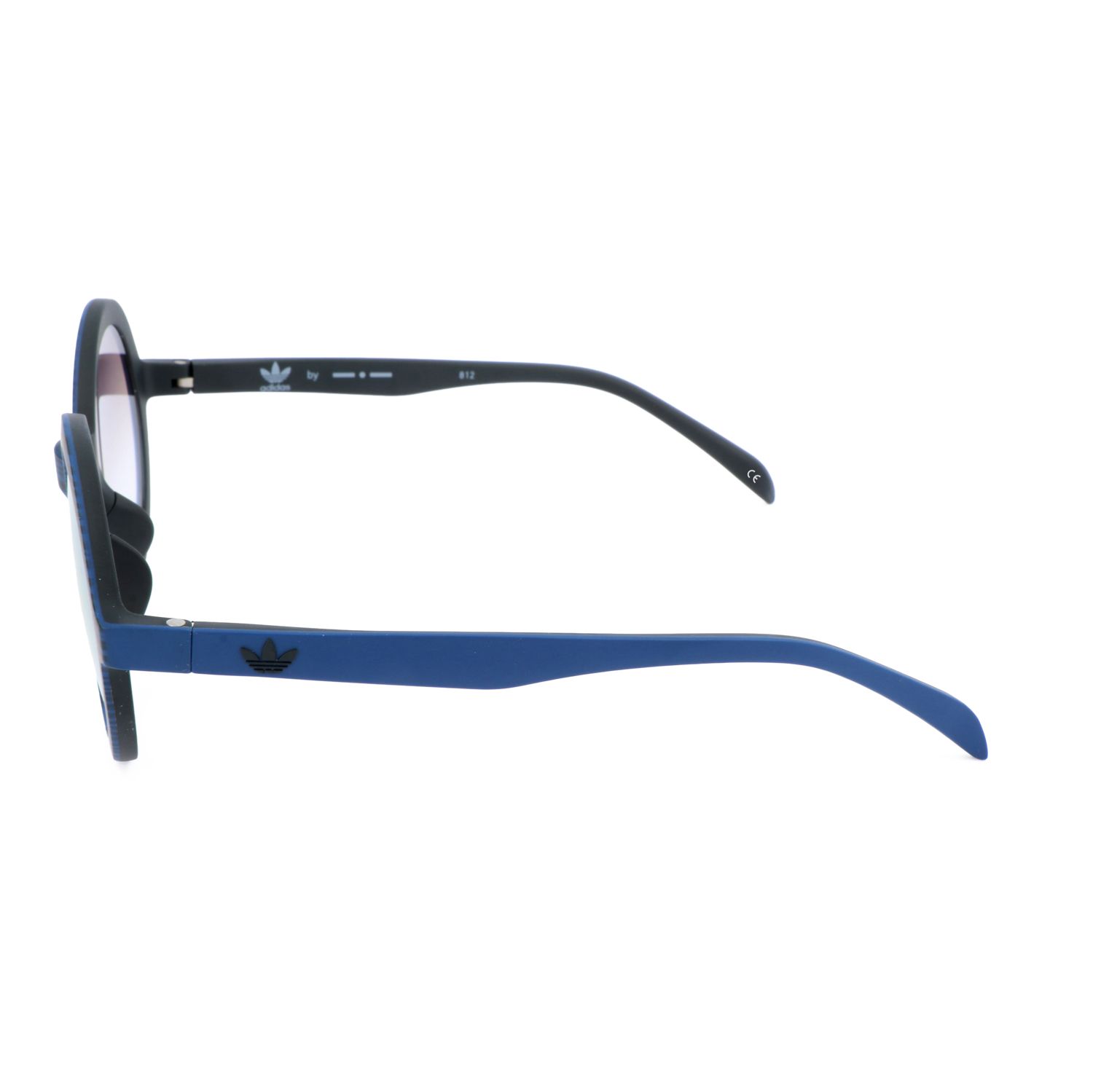 Occhiali Adidas neri e blu con logo Adidas sul braccio.