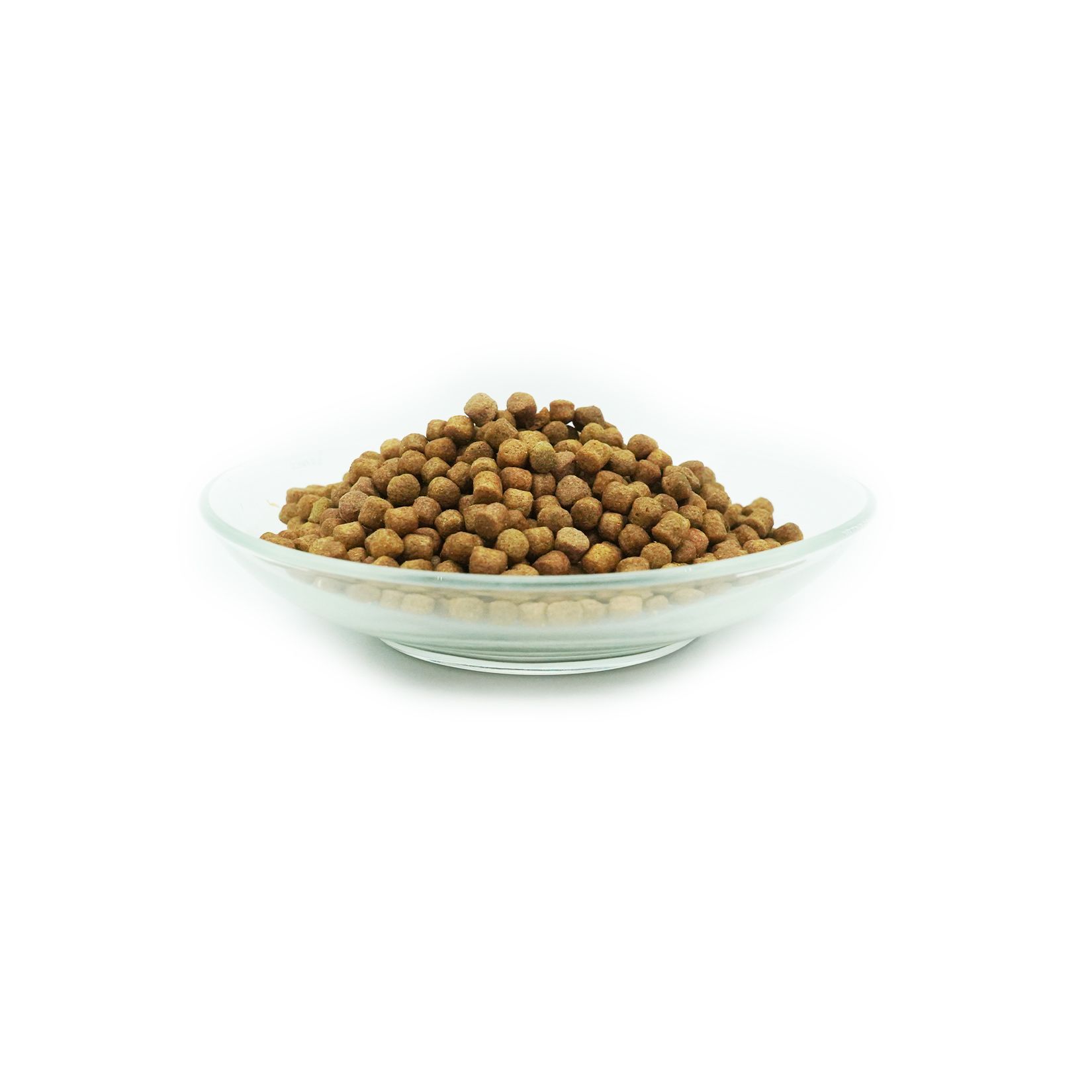 Mangime per carpe koi marrone in una ciotola di vetro. Pellet rotondi. Su sfondo bianco.