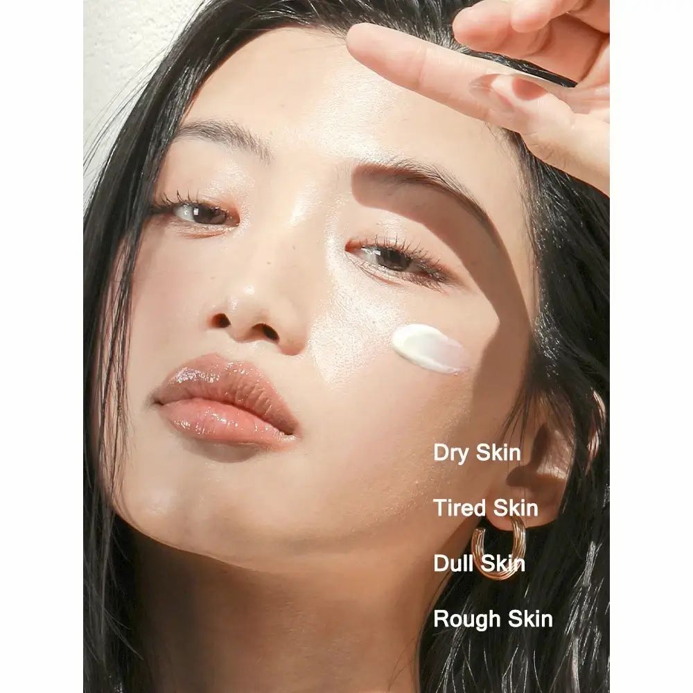 Donna con crema solare sulla pelle. Testo: Dry Skin, Tired Skin, Dull Skin, Rough Skin.