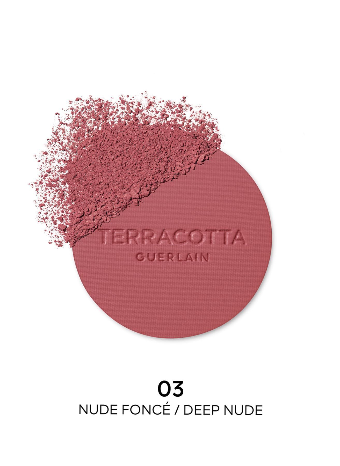 Polvere blush rotonda con polvere cosparsa. "TERRACOTTA GUERLAIN" è scritto sulla polvere. Sotto, "03 NUDE FONCÉ / DEEP NUDE".