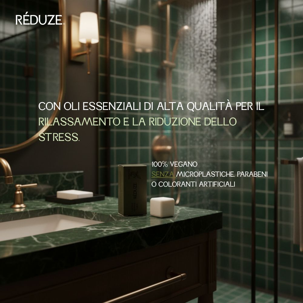 Bagno con piastrelle verdi, specchio, cubetto doccia e scatola. Testo: RÉDUZE, 100% vegan.