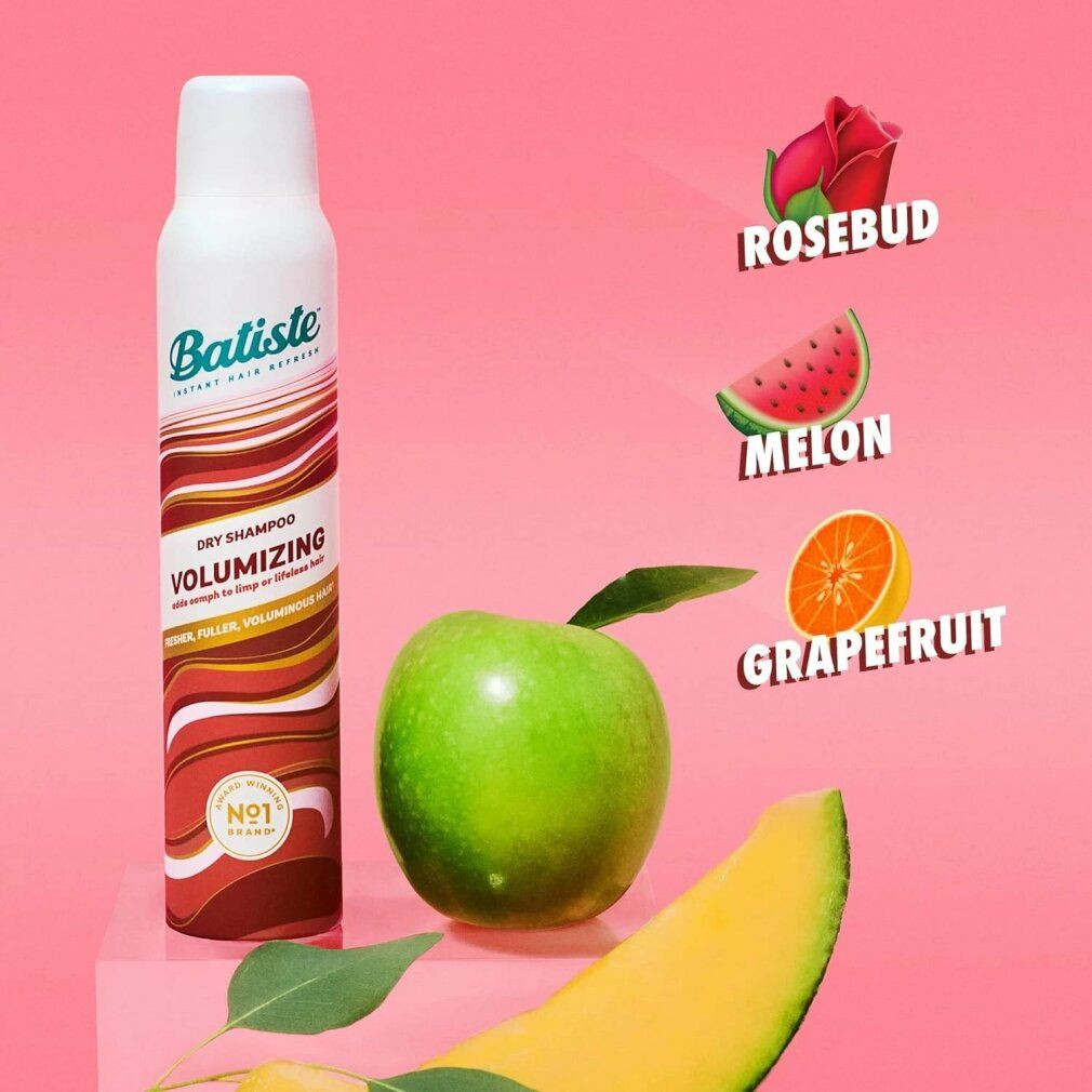 Bomboletta spray bianca e rossa con tappo bianco. Scritta: Batiste Dry Shampoo & Volumizing. Con frutta e foglie.