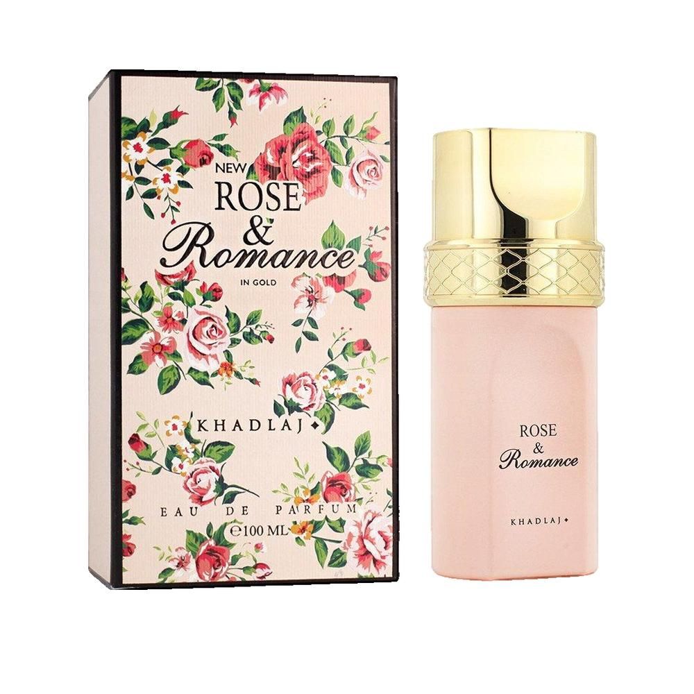 Flacone rosa accanto a una scatola. Scritta "ROSE & Romance" e "KHADLAJ". Scatola con motivo floreale.