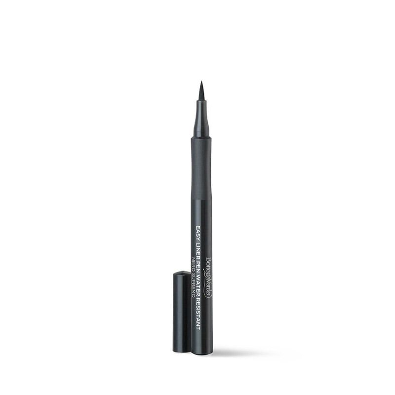Penna eyeliner nera con cappuccio. Scritta: EASY EYELINER & WATER RESISTANT. Marchio: Bottega Verde.