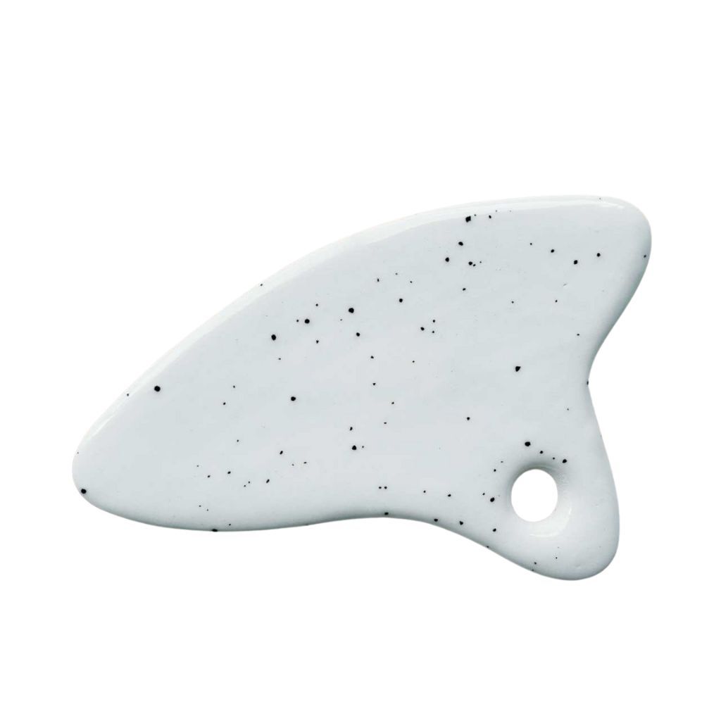 Strumento Gua Sha bianco con macchie nere. Ceramica, foro.