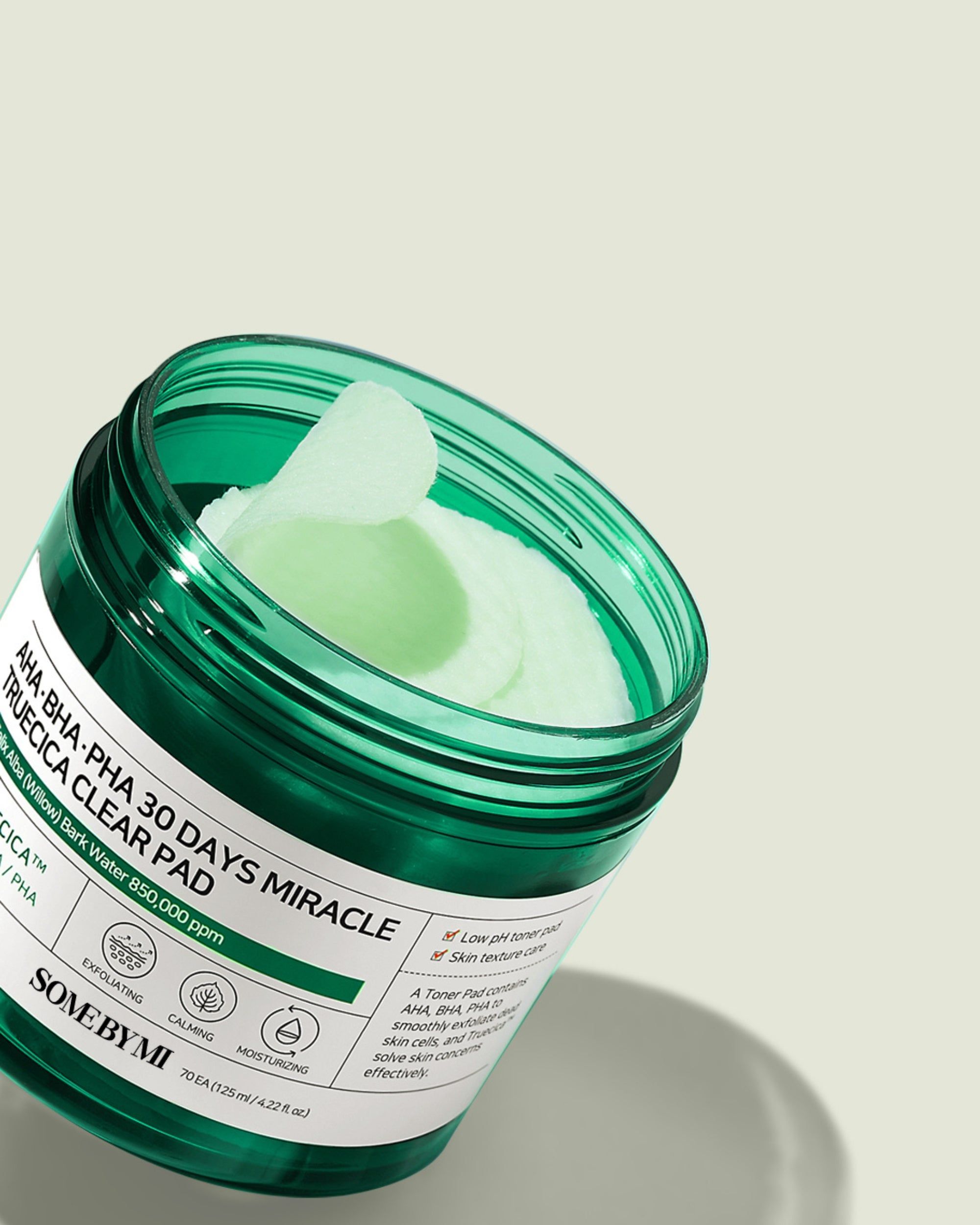 SOMEBYMI AHA-BHA-PHA Clear Pad: contenitore aperto con dischetti di cotone ed etichetta.