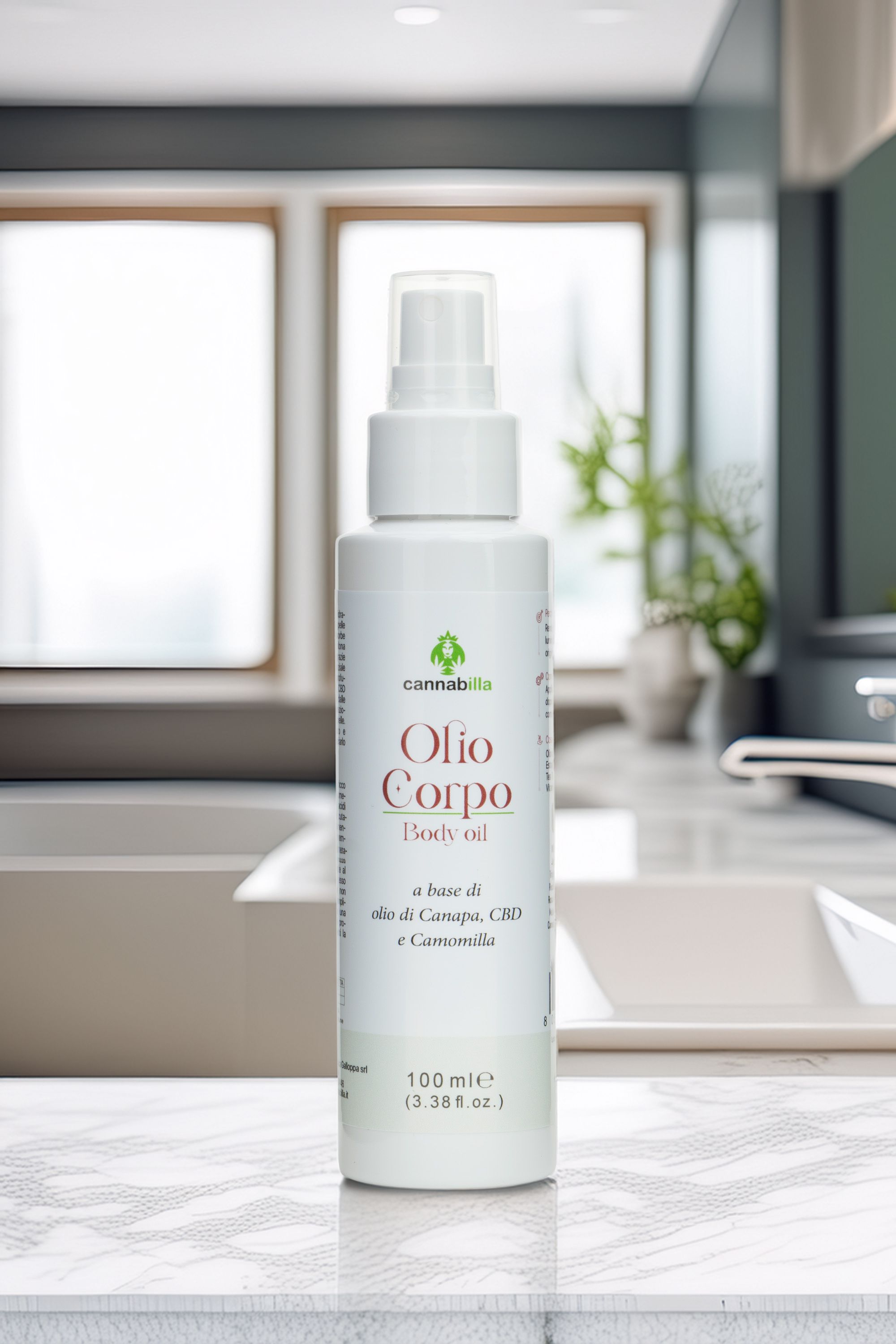 Flacone bianco con erogatore spray. Scritta: Cannabilla, Olio Corpo Body oil. Testo: a base di olio di Canapa, CBD e Camomilla. 100 ml. Sfondo bagno.