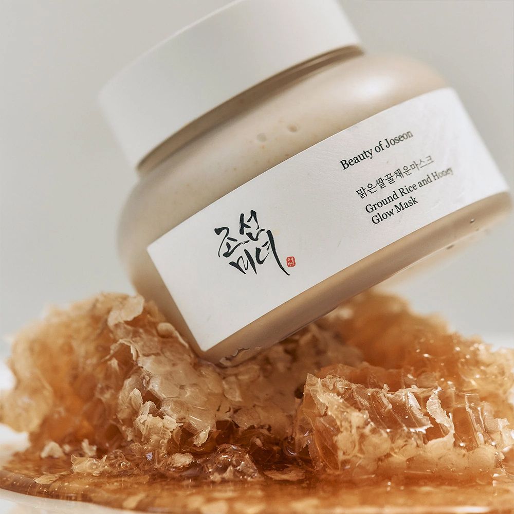 Maschera BEAUTY OF JOSEON Ground Rice and Honey Glow Mask accanto a favi di miele.