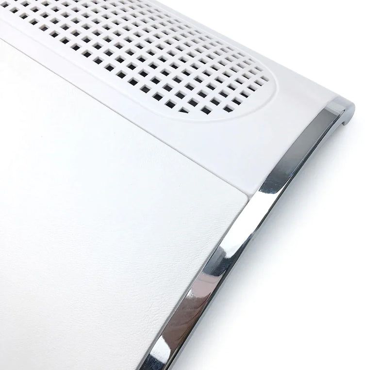 Primo piano di un dispositivo bianco arcuato con dettagli argentati e superficie perforata.