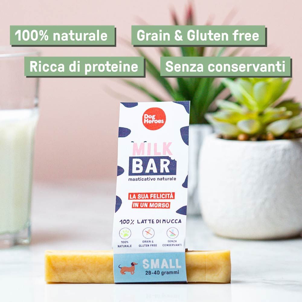 Milk Bar con confezione. Testo: Milk Bar, 100% latte, Small. Testi aggiuntivi: 100% naturale, senza cereali, ricco di proteine, senza conservanti.