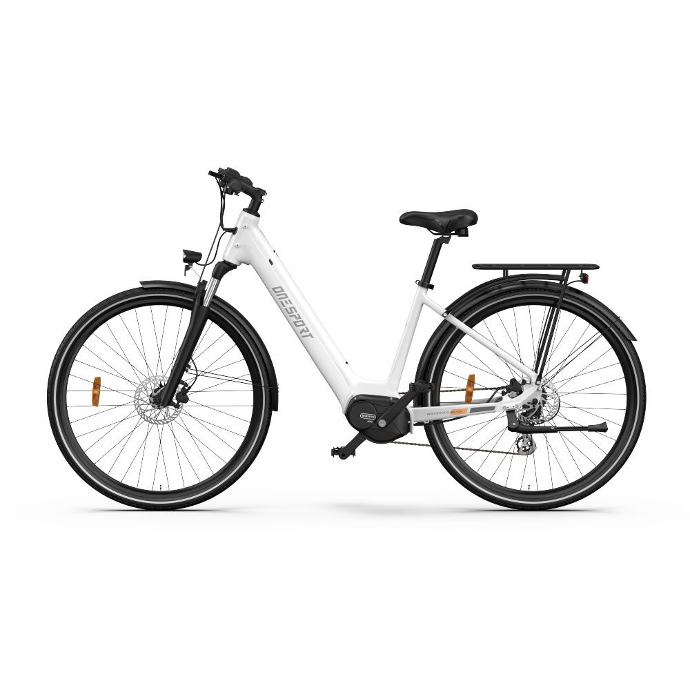 E-bike bianca con dettagli neri. Portapacchi, parafanghi e freni a disco. Marchio: OneSport.