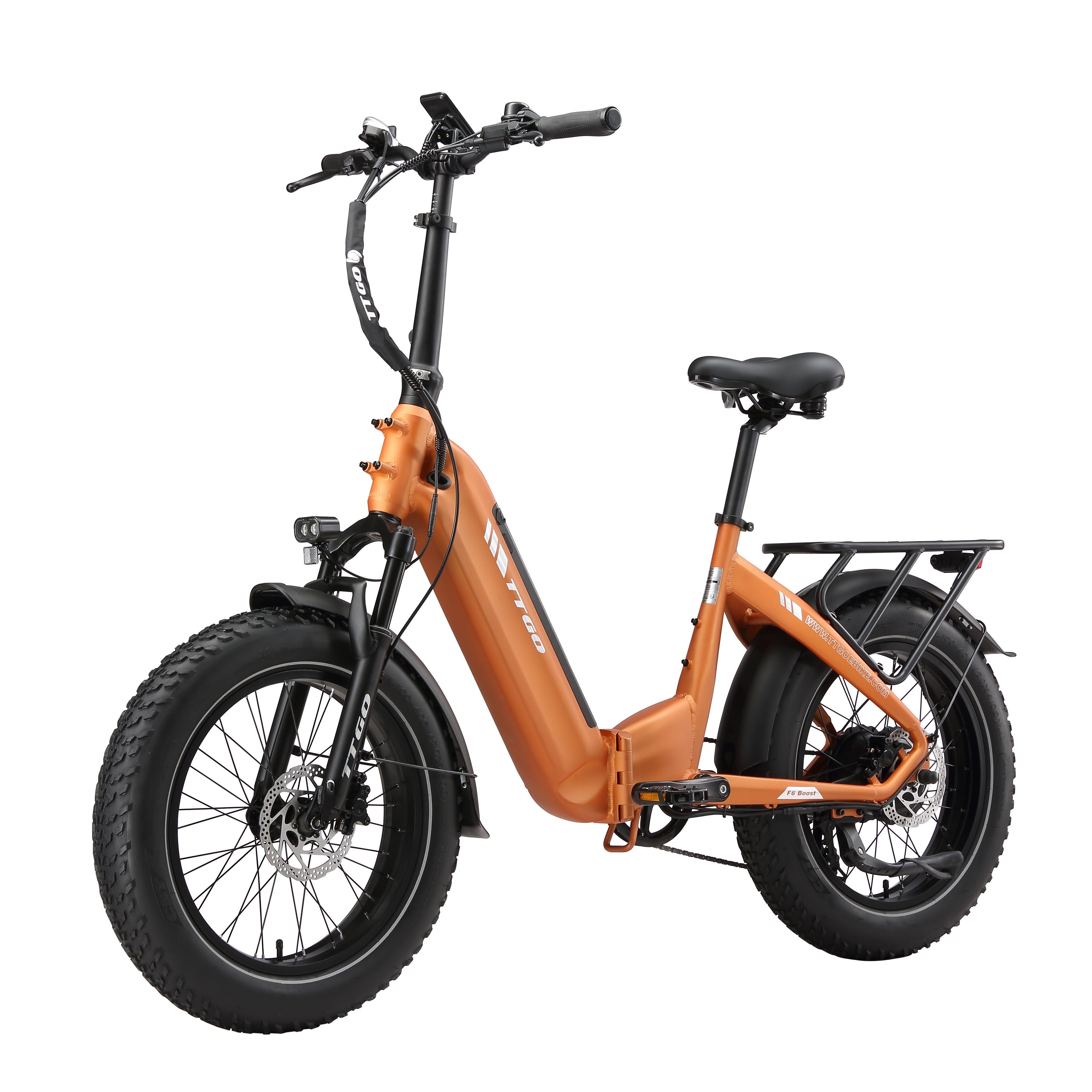E-bike pieghevole arancione con pneumatici neri e portapacchi. Marchio TTGO visibile.