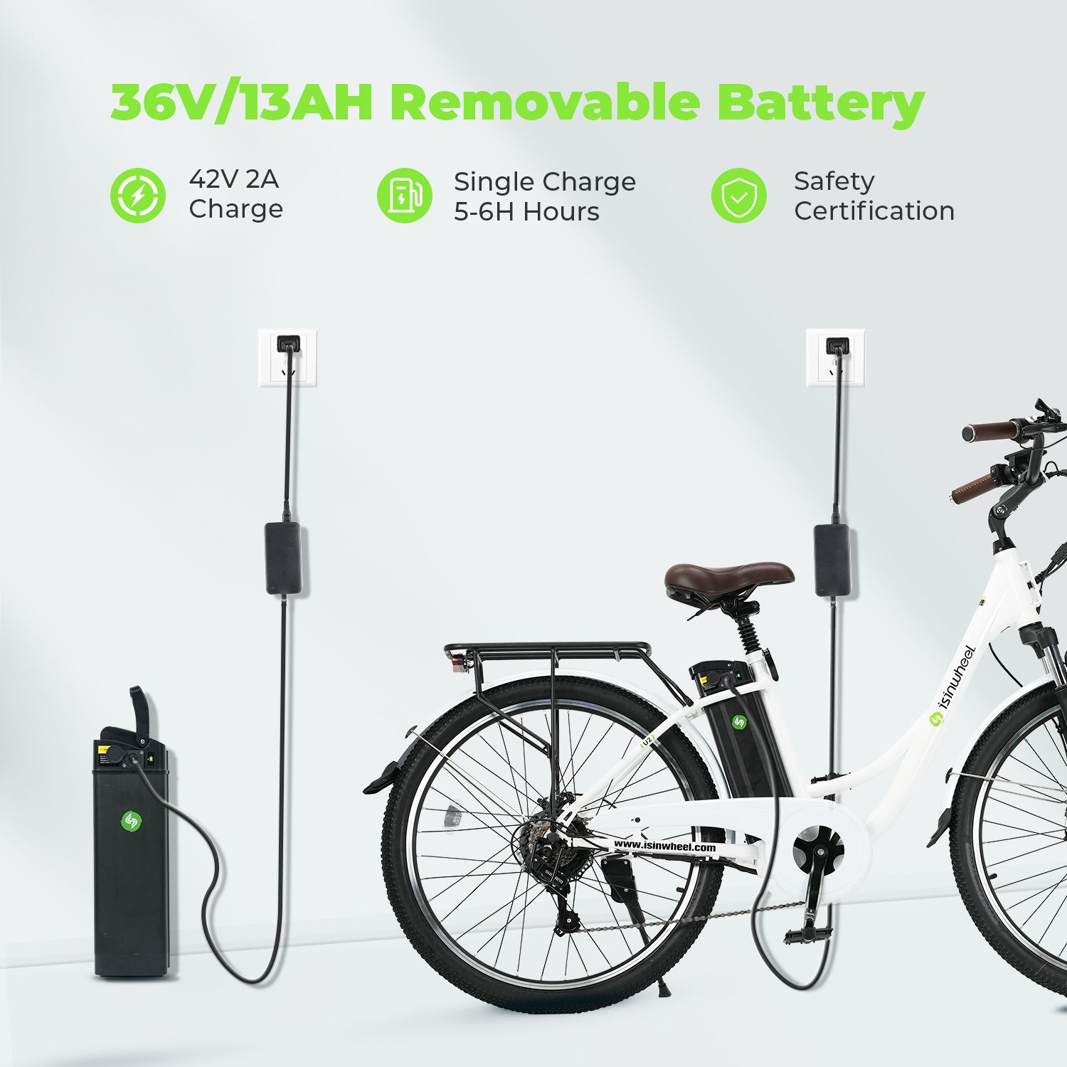 Bicicletta elettrica con batteria rimovibile 36V/13Ah. Caricatori e bici sullo sfondo. Certificazione di sicurezza.