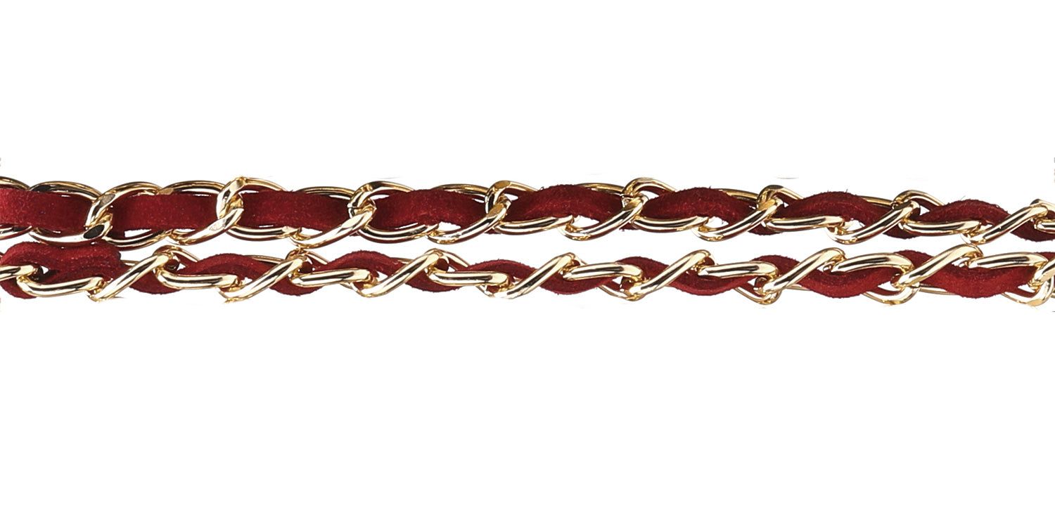 Primo piano di una catenina per occhiali. Tessuto rosso, maglie dorate. Vista dettagliata.