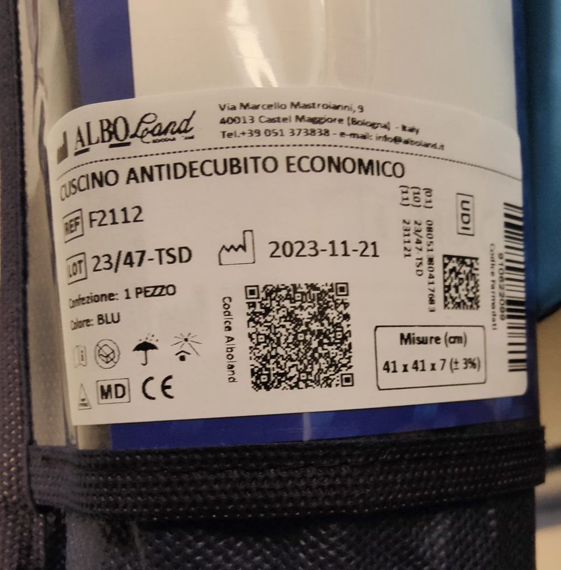Etichetta con informazioni sul prodotto. Testo: Alboland Cuscino Antidecubito Economico. Misure: 41x41x7 cm. Marchio CE.