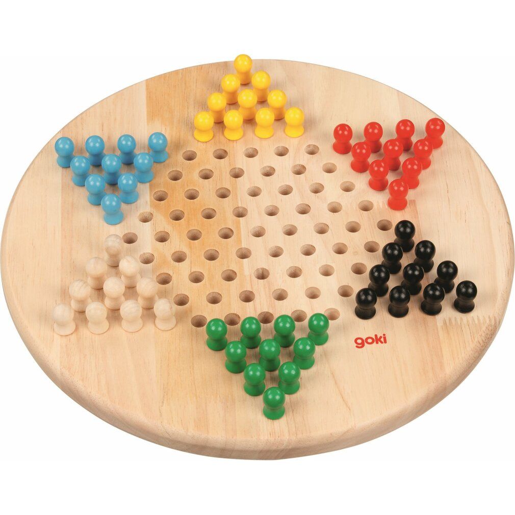 Tavola da gioco rotonda in legno con fori e pedine colorate. Pedine gialle, blu, verdi, rosse, nere e naturali disposte.