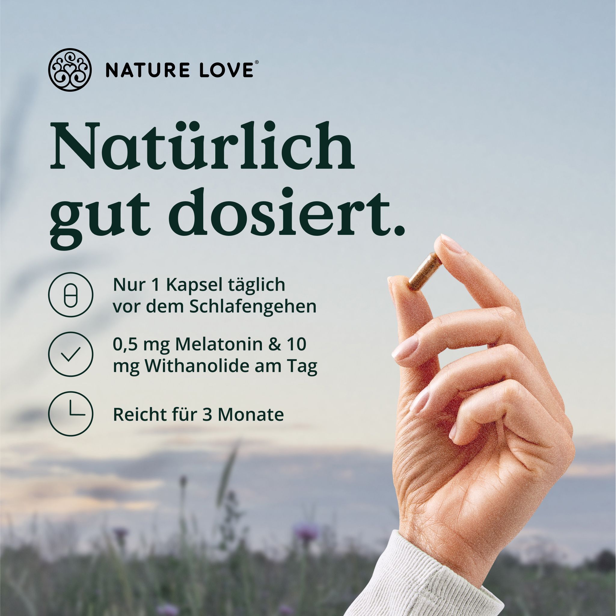 Mano che tiene una capsula. Testo: Solo 1 capsula al giorno. 0,5 mg melatonina & 10 mg withanolide. Per 3 mesi. Marchio: NATURE LOVE®.