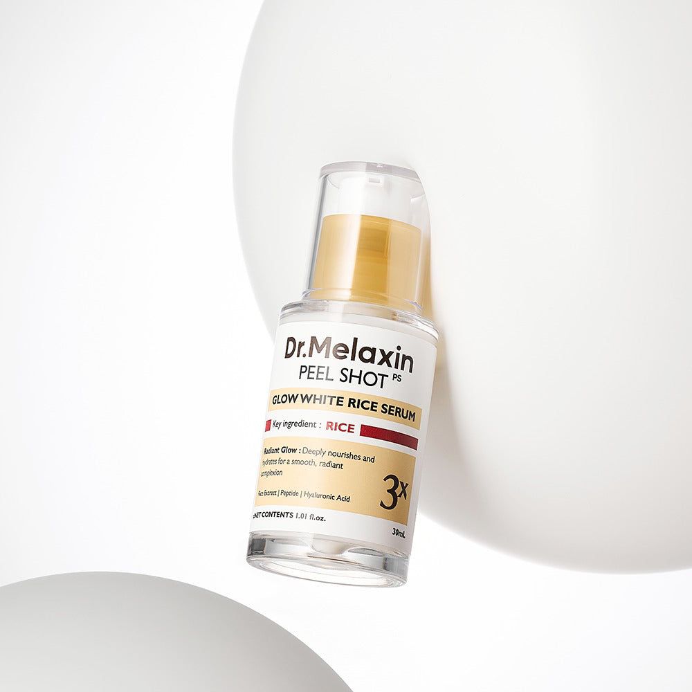 Flacone di siero con tappo dorato. Scritta: Dr. Melaxin Peel Shot, Glow White Rice Serum. Marchio 3x.