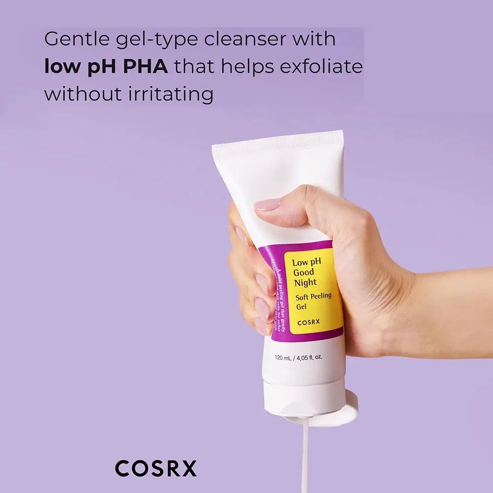 Mano che tiene un tubo. Scritta: Low pH Good Night Soft Peeling Gel. Marchio COSRX. Gel che esce dal tubo.