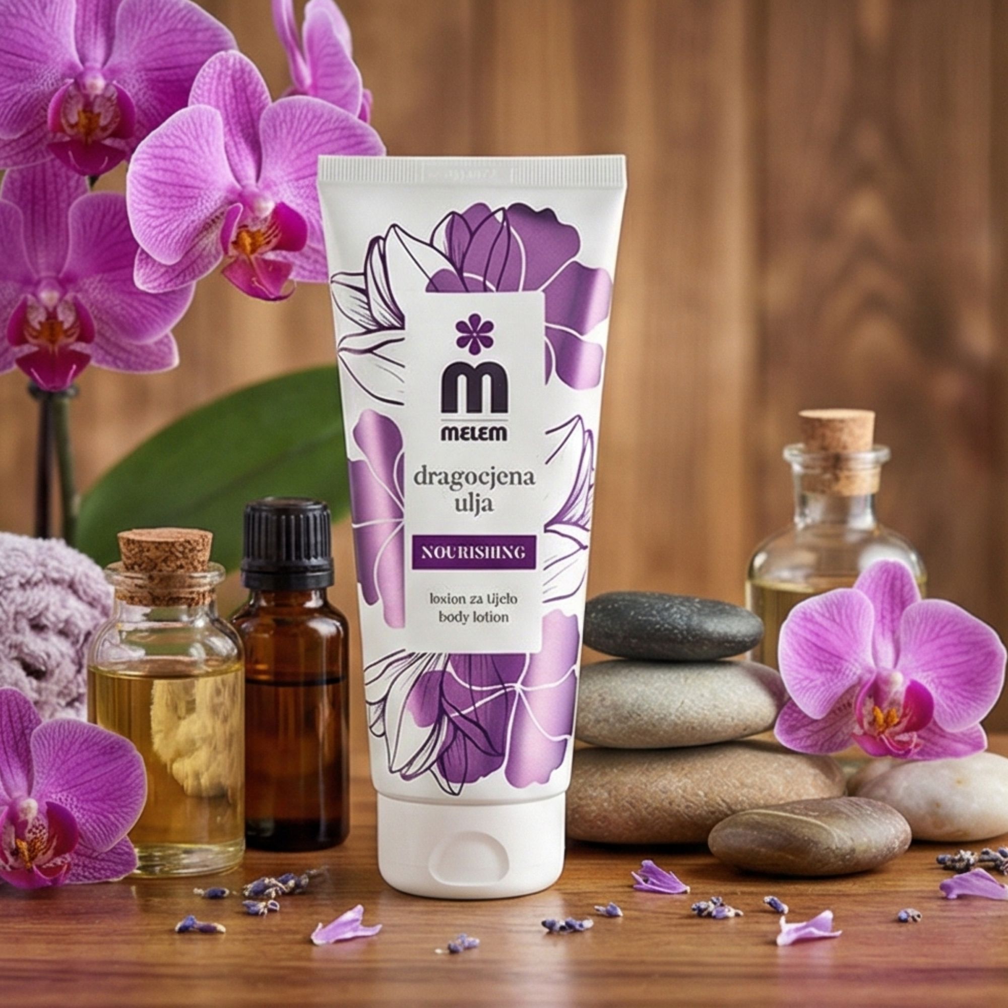 Tubo bianco con design floreale viola. Scritta: Melem, dragocjena ulja, Nourishing body lotion. Bottiglie e orchidee sullo sfondo.