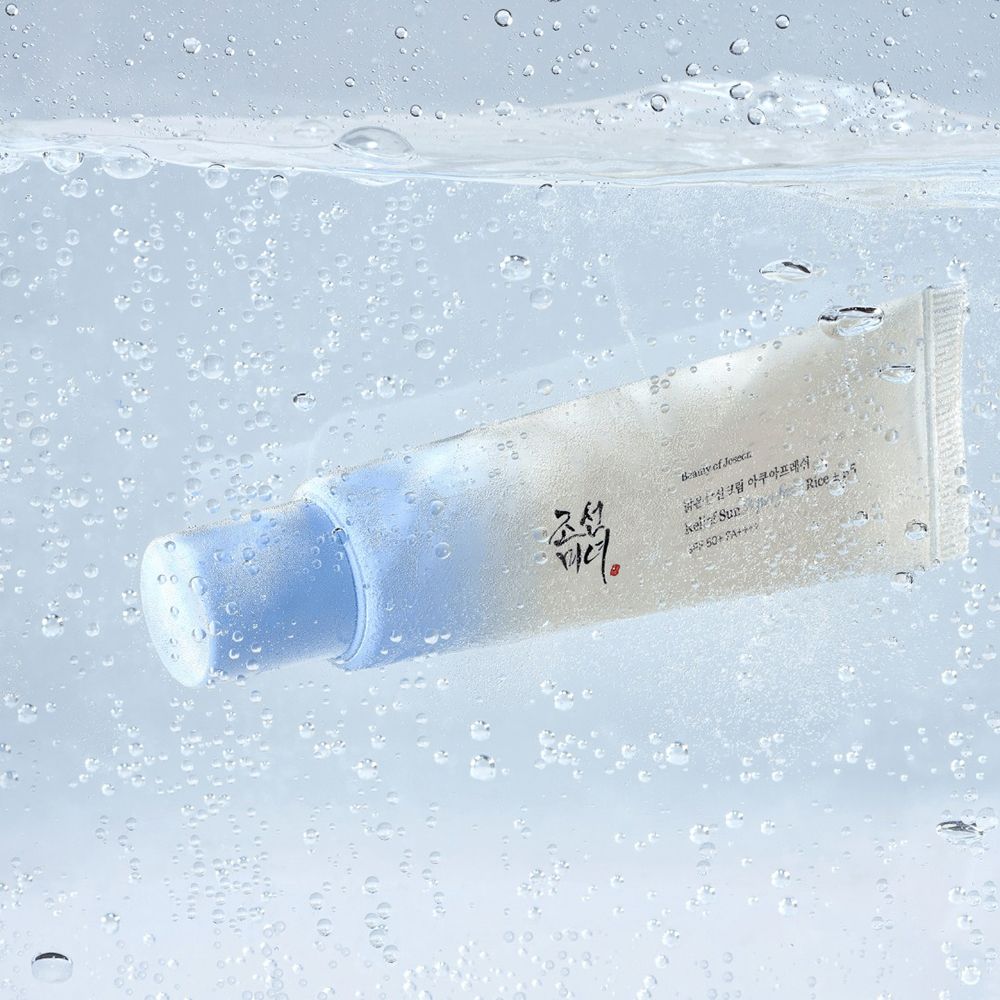 Tubo in acqua. Tappo blu. Acqua con bolle.