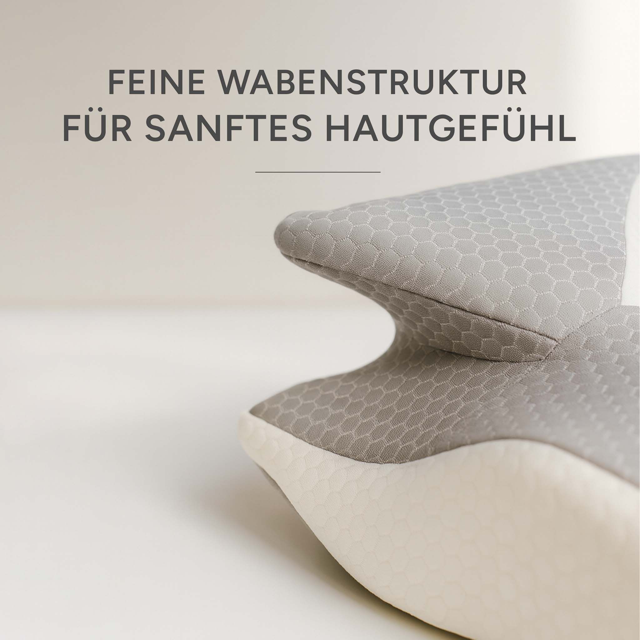 Primo piano del cuscino ortopedico. Superficie grigia con struttura a nido d'ape. Bordi bianchi.