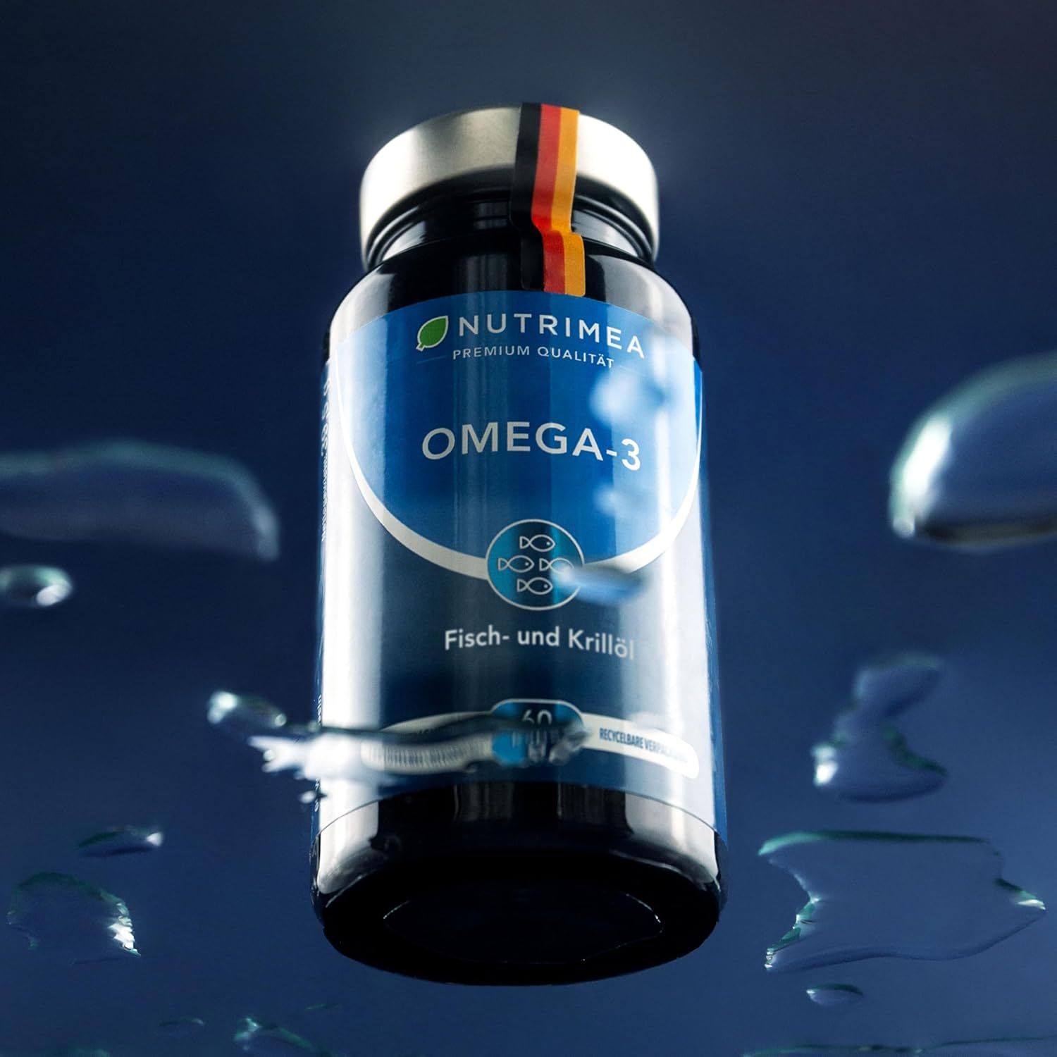 Flacone scuro di Omega-3. Etichetta blu con logo e informazioni. 60 capsule. Olio di pesce e krill.