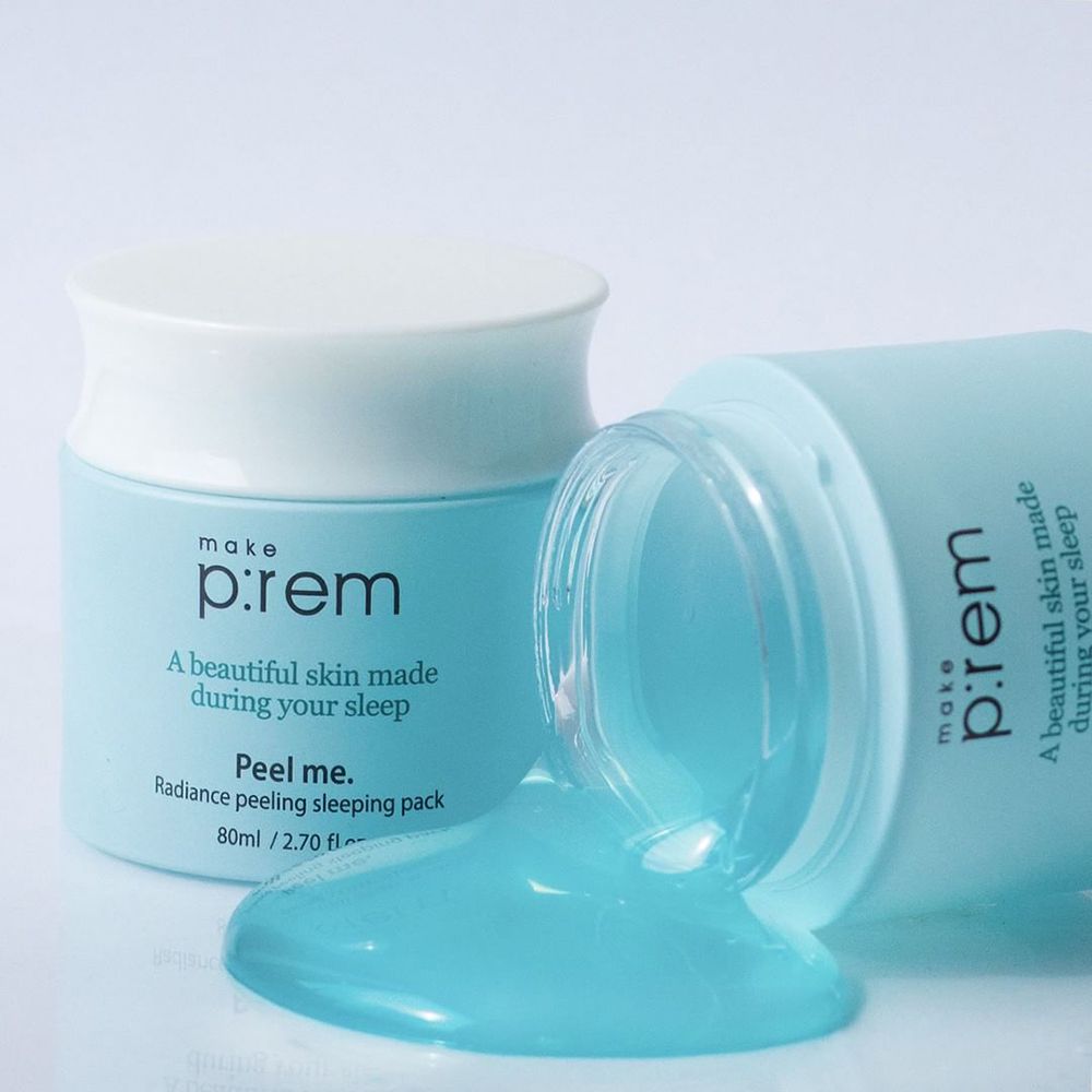 Due barattoli azzurri, uno rovesciato, gel che cola. Scritta: make p:rem, Peel me. Radiance peeling sleeping pack.